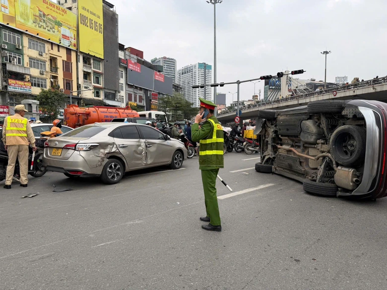 Vụ &ocirc; t&ocirc; Santa Fe lật ở Ng&atilde; Tư Sở: T&agrave;i xế dương t&iacute;nh với chất ma t&uacute;y- Ảnh 2.