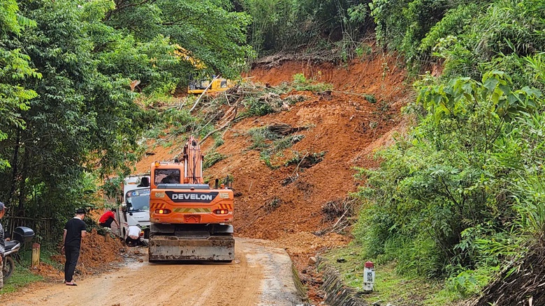 Nghệ An: Trước tết Nguy&ecirc;n đ&aacute;n phải khắc phục xong hư hỏng hạ tầng giao th&ocirc;ng do b&atilde;o lũ- Ảnh 1.