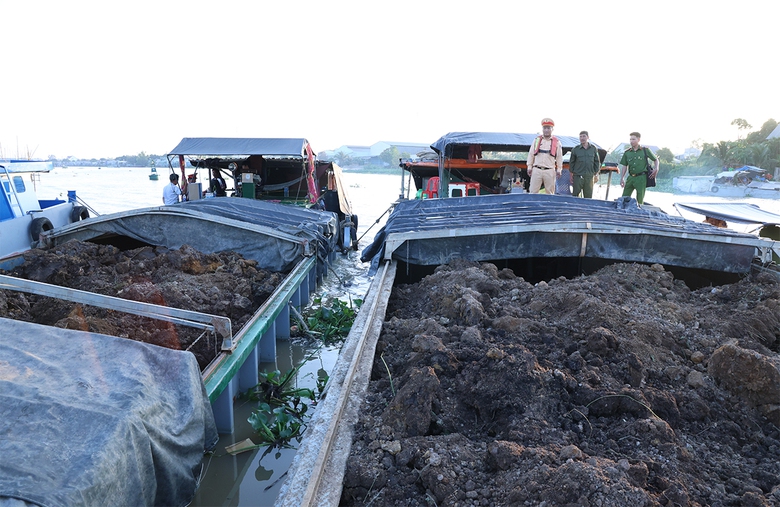 An Giang: Ph&aacute;t hiện 7 phương tiện thủy vận chuyển kho&aacute;ng sản kh&ocirc;ng h&oacute;a đơn- Ảnh 2.