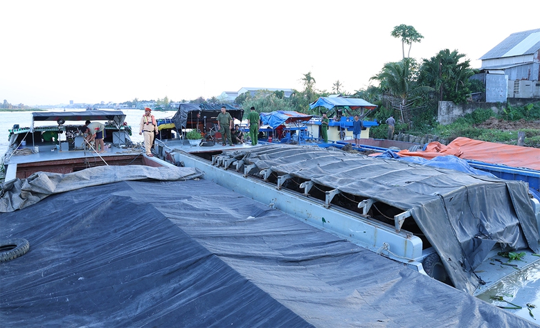 An Giang: Ph&aacute;t hiện 7 phương tiện thủy vận chuyển kho&aacute;ng sản kh&ocirc;ng h&oacute;a đơn- Ảnh 1.