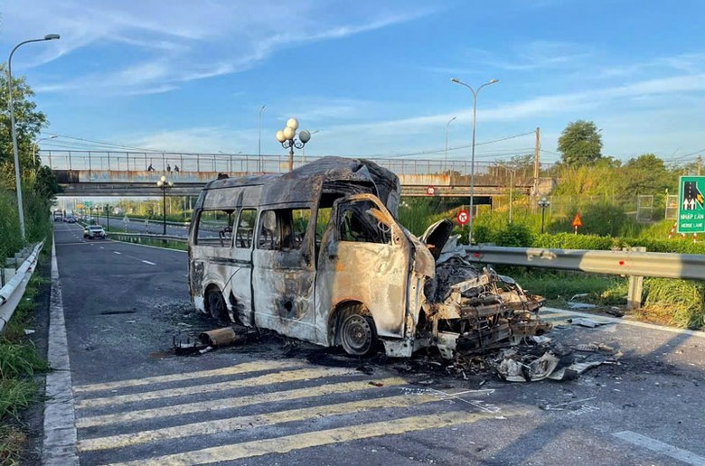 Chiếc xe bị ch&aacute;y rụi trơ khung sau tai nạn.