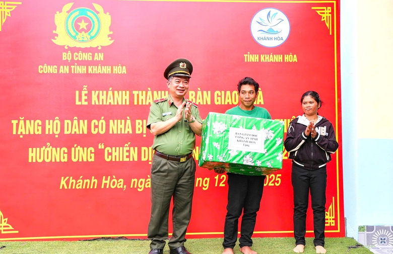 Công an tỉnh Khánh Hòa bàn giao ngôi nhà đầu tiên trong “Chiến dịch Quang Trung”- Ảnh 1. Công an tỉnh Khánh Hòa bàn giao ngôi nhà đầu tiên trong “Chiến dịch Quang Trung”- Ảnh 1.