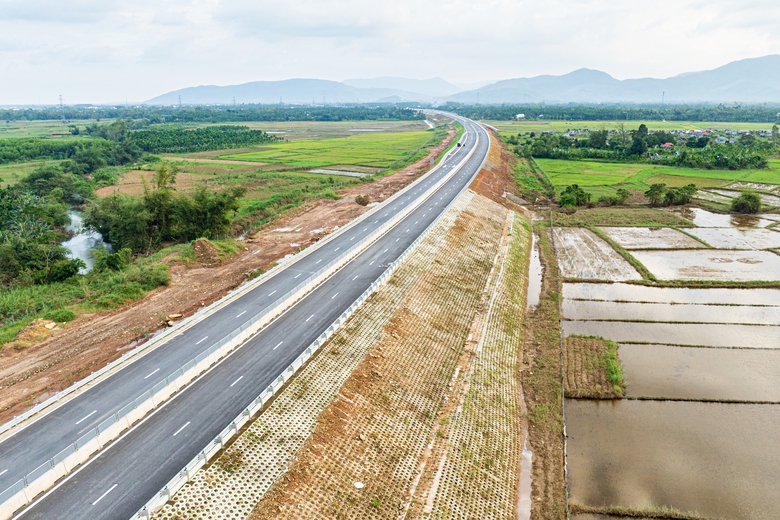 Khai th&aacute;c cao tốc Quảng Ng&atilde;i - Ho&agrave;i Nhơn từ ng&agrave;y 12/2, phương tiện di chuyển thế n&agrave;o?- Ảnh 1.