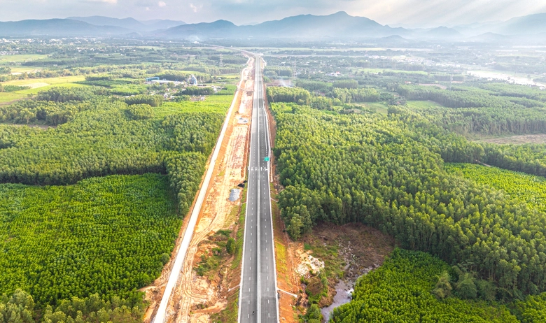 To&agrave;n cảnh cao tốc 20.000 tỷ đồng trước giờ th&ocirc;ng xe kỹ thuật- Ảnh 1.
