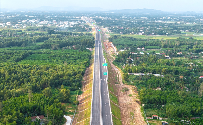To&agrave;n cảnh cao tốc 20.000 tỷ đồng trước giờ th&ocirc;ng xe kỹ thuật- Ảnh 2.