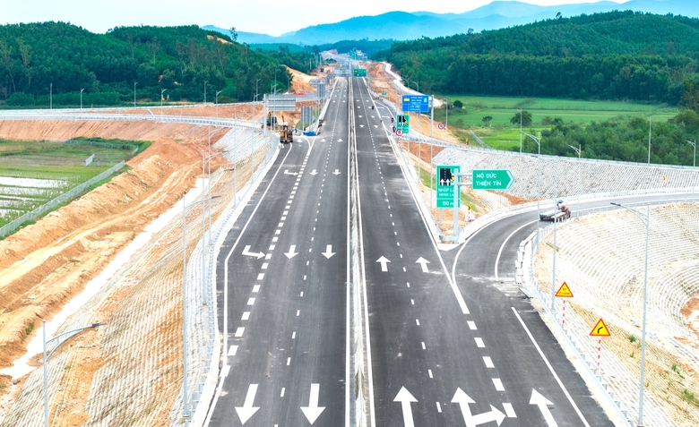 To&agrave;n cảnh cao tốc 20.000 tỷ đồng trước giờ th&ocirc;ng xe kỹ thuật- Ảnh 15.