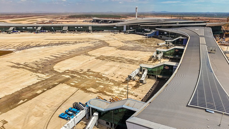 Thứ trưởng Phạm Minh H&agrave; kiểm tra việc chuẩn bị cho sự kiện 19/12 tại s&acirc;n bay Long Th&agrave;nh- Ảnh 6.