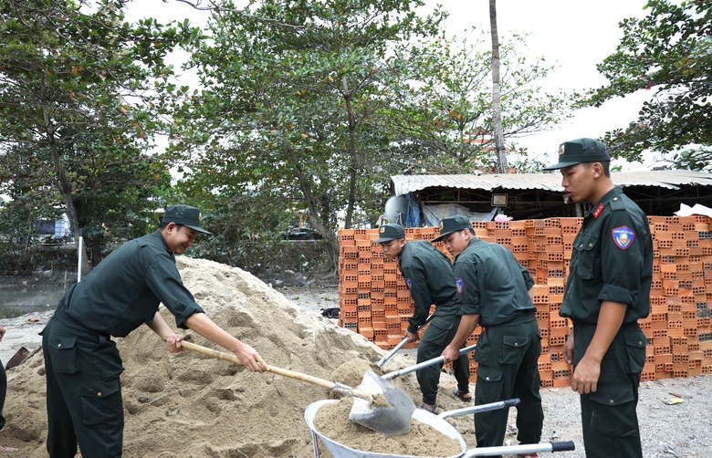 Công an tỉnh Khánh Hòa bàn giao ngôi nhà đầu tiên trong “Chiến dịch Quang Trung”- Ảnh 3. Công an tỉnh Khánh Hòa bàn giao ngôi nhà đầu tiên trong “Chiến dịch Quang Trung”- Ảnh 3.