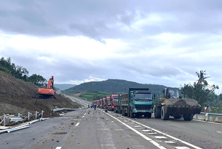 Khắc phục sạt lở, quyết t&acirc;m th&ocirc;ng xe kỹ thuật cao tốc Ch&iacute; Thạnh - V&acirc;n Phong ng&agrave;y 19/12- Ảnh 1.