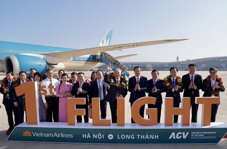 Vietnam Airlines thực hiện chuyến bay chở kh&aacute;ch đầu ti&ecirc;n tại s&acirc;n bay Long Th&agrave;nh- Ảnh 1.