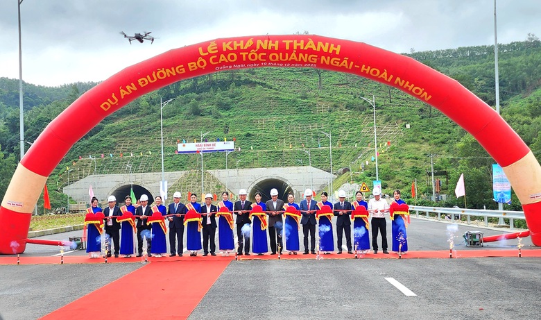 Loạt c&ocirc;ng tr&igrave;nh dự &aacute;n khởi c&ocirc;ng, kh&aacute;nh th&agrave;nh tạo bệ ph&oacute;ng cho Quảng Ng&atilde;i cất c&aacute;nh- Ảnh 4.