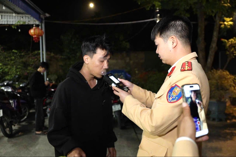 CSGT Hưng Y&ecirc;n xử l&yacute; h&agrave;ng loạt trường hợp &ldquo;đi b&atilde;o&rdquo; sau trận chung kết b&oacute;ng đ&aacute; nam- Ảnh 1.