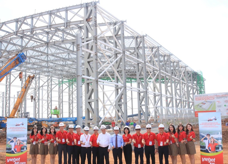 Vietjet cất n&oacute;c hangar chuẩn quốc tế, khai trương chuyến bay tới Cảng HKQT Long Th&agrave;nh- Ảnh 1.