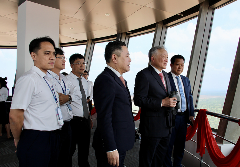 Ph&oacute; Thủ tướng Nguyễn H&ograve;a B&igrave;nh dự lễ gắn biển tại c&ocirc;ng tr&igrave;nh quản l&yacute; bay s&acirc;n bay Long Th&agrave;nh- Ảnh 7.