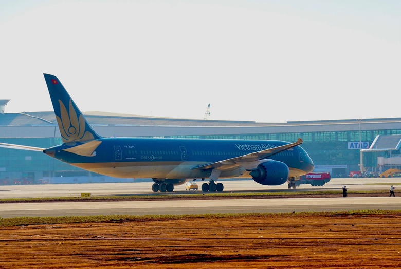 Vietnam Airlines thực hiện chuyến bay chở kh&aacute;ch đầu ti&ecirc;n tại s&acirc;n bay Long Th&agrave;nh- Ảnh 2.