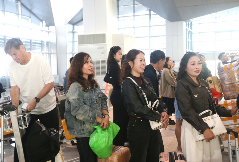 Người d&acirc;n vui mừng, phấn khởi khi s&acirc;n bay Vinh khai th&aacute;c trở lại- Ảnh 9.