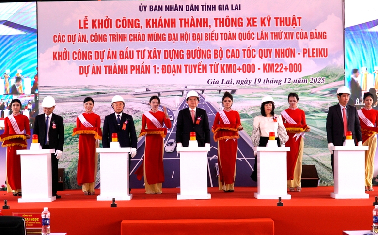 Ph&oacute; Thủ tướng Hồ Quốc Dũng nhấn n&uacute;t khởi c&ocirc;ng cao tốc hơn 43.000 tỷ đồng qua Gia Lai- Ảnh 1.