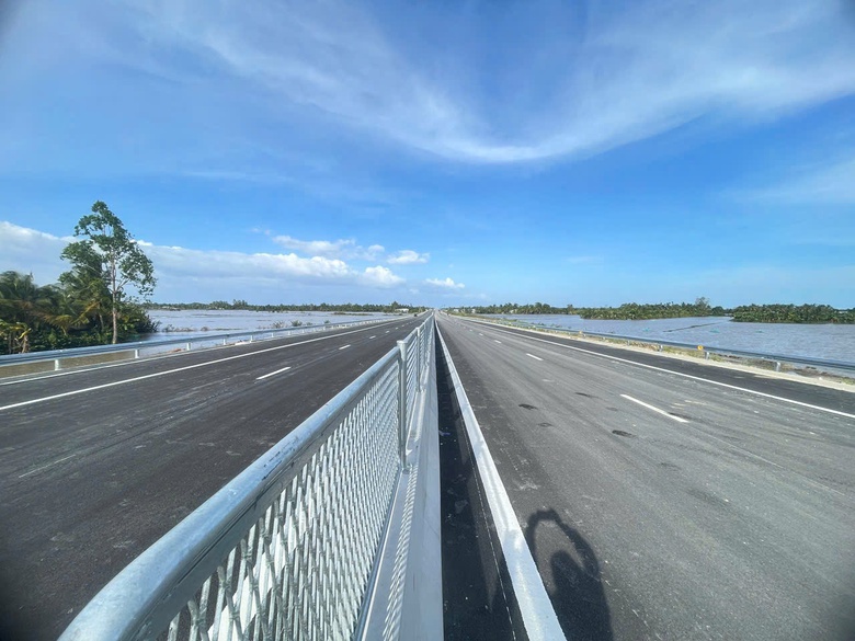 Cienco4 khẳng định năng lực nh&agrave; thầu lớn tr&ecirc;n cao tốc mới th&ocirc;ng xe- Ảnh 1.