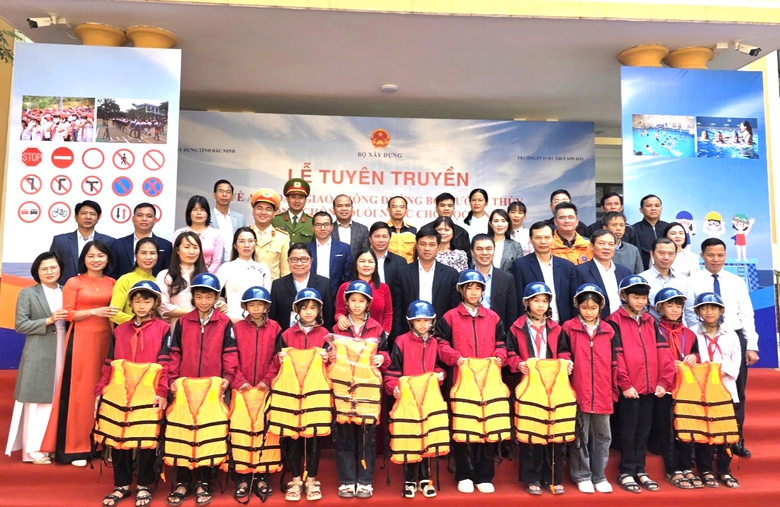 Bộ X&acirc;y dựng tổ chức tuy&ecirc;n truyền an to&agrave;n giao th&ocirc;ng cho học sinh tại Bắc Ninh- Ảnh 2.