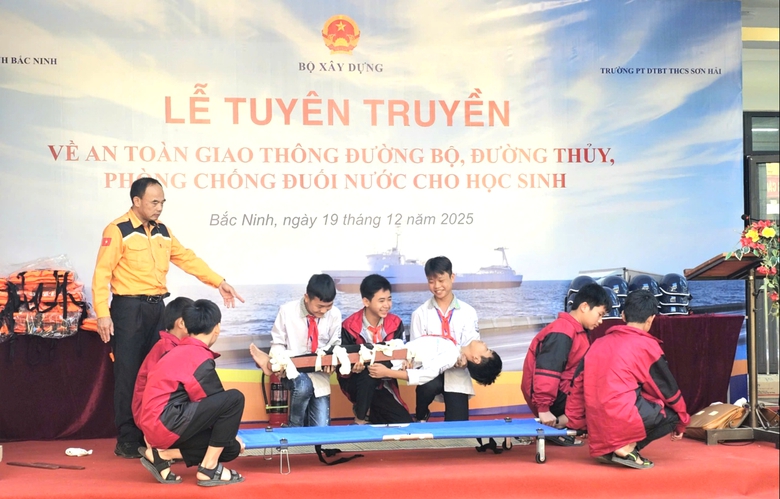 Bộ X&acirc;y dựng tổ chức tuy&ecirc;n truyền an to&agrave;n giao th&ocirc;ng cho học sinh tại Bắc Ninh- Ảnh 6.