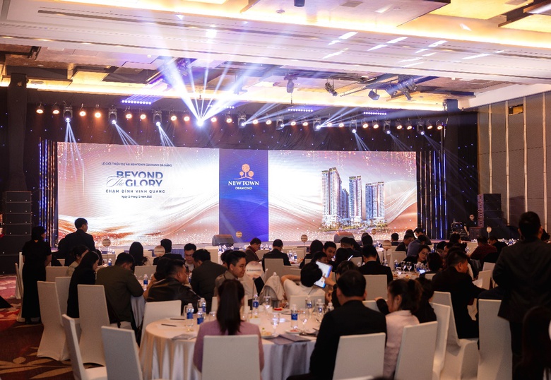 A group of people sitting at tables in a room  AI-generated content may be incorrect.