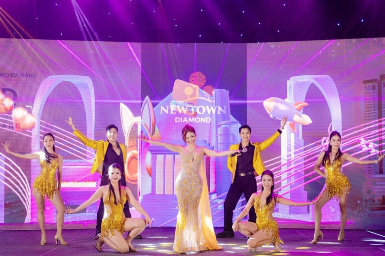 A group of people on a stage  AI-generated content may be incorrect.