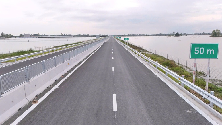 Cao tốc Cần Thơ - Hậu Giang th&ocirc;ng xe, c&aacute;c phương tiện được lưu th&ocirc;ng thế n&agrave;o?- Ảnh 1.