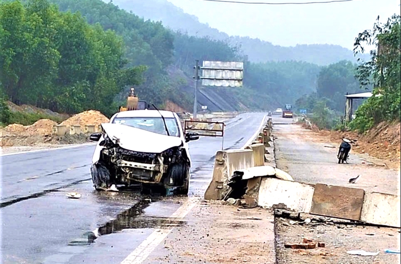 Huế: Tai nạn trên cao tốc La Sơn - Hòa Liên, bé trai 9 tháng tuổi tử vong- Ảnh 1. Huế: Tai nạn trên cao tốc La Sơn - Hòa Liên, bé trai 9 tháng tuổi tử vong- Ảnh 1.