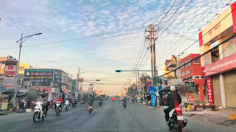 C&agrave; Mau: Thay mới nhiều đ&egrave;n b&aacute;o hiệu đường bộ, đảm bảo an to&agrave;n c&aacute;c n&uacute;t giao- Ảnh 1.