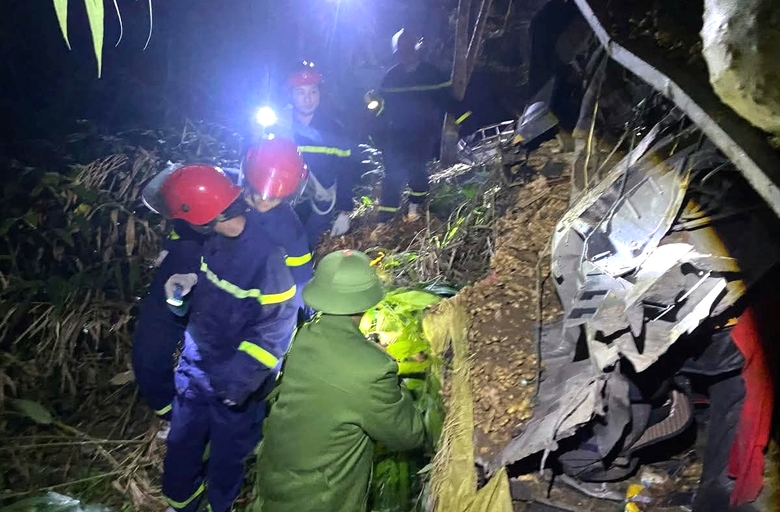 Xe tải rơi xuống vực s&acirc;u khoảng 100m ở L&agrave;o Cai, l&aacute;i xe tử vong trong cabin- Ảnh 1.