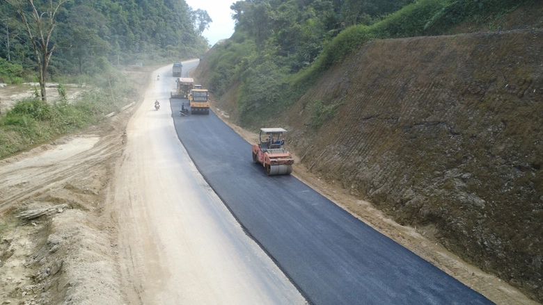 Tăng ca đẩy tiến độ dự &aacute;n tuyến đường nối L&agrave;o Cai - Lai Ch&acirc;u- Ảnh 6.