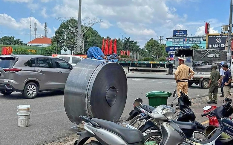Ngăn ẩn họa từ xe chở th&eacute;p cuộn cẩu thả- Ảnh 1.