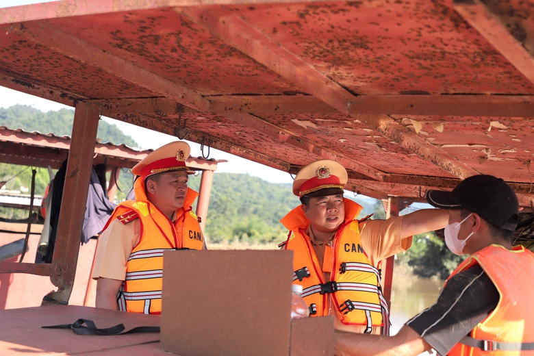 Cảnh sát đường thủy Đắk Lắk tăng cường xử lý vi phạm giao thông đường thủy- Ảnh 2. Cảnh sát đường thủy Đắk Lắk tăng cường xử lý vi phạm giao thông đường thủy- Ảnh 2.