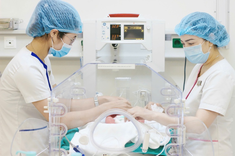 Gần 40 ng&agrave;y nỗ lực hồi sinh sự sống b&eacute; trai sinh non chỉ nặng hơn 1kg tại Vinmec Ph&uacute; Quốc- Ảnh 1.