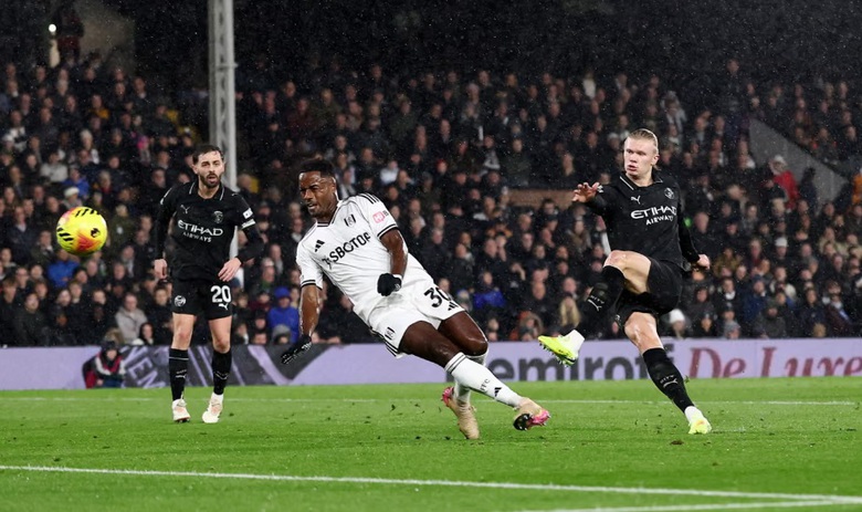 Thắng kịch t&iacute;nh Fulham, Man City r&uacute;t ngắn c&aacute;ch biệt với Arsenal- Ảnh 1.