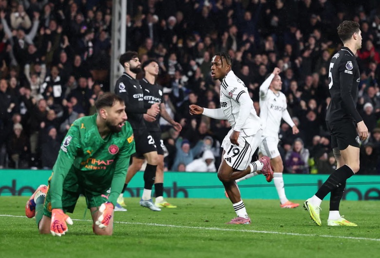 Thắng kịch t&iacute;nh Fulham, Man City r&uacute;t ngắn c&aacute;ch biệt với Arsenal- Ảnh 2.