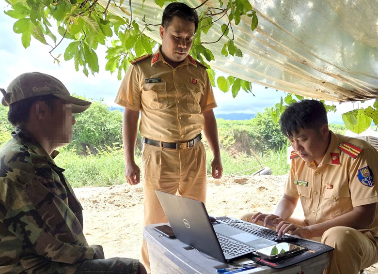 Cảnh sát đường thủy Đắk Lắk tăng cường xử lý vi phạm giao thông đường thủy- Ảnh 1. Cảnh sát đường thủy Đắk Lắk tăng cường xử lý vi phạm giao thông đường thủy- Ảnh 1.