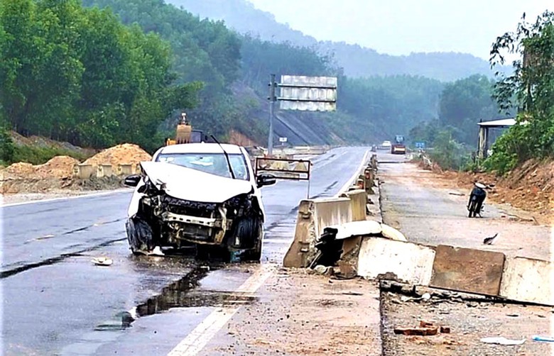 Chiếc ô tô va mạnh vào khối bê tông dọc lề đường khiến hư hỏng nặng phần đầu. Chiếc ô tô va mạnh vào khối bê tông dọc lề đường khiến hư hỏng nặng phần đầu.