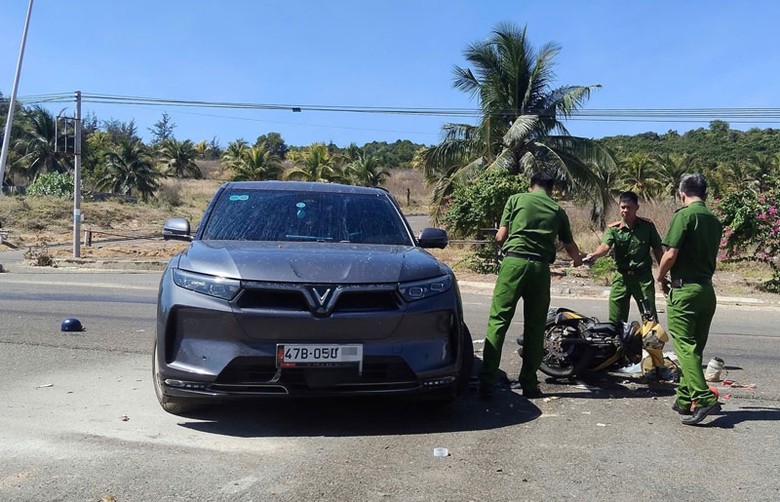 Cơ quan chức năng tiến hành khám nghiệm hiện trường vụ tai nạn. Cơ quan chức năng tiến hành khám nghiệm hiện trường vụ tai nạn.