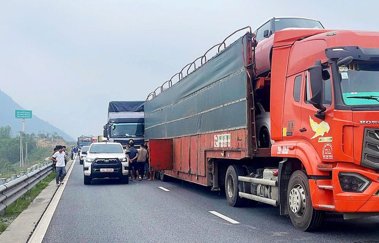 Hiện trường vụ ba ô tô va chạm trên cao tốc - Ảnh: Hải Quân. Hiện trường vụ ba ô tô va chạm trên cao tốc - Ảnh: Hải Quân.