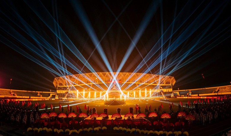 Th&aacute;i Nguy&ecirc;n rực s&aacute;ng trong đ&ecirc;m khai mạc Giải Tứ h&ugrave;ng 2025- Ảnh 3.