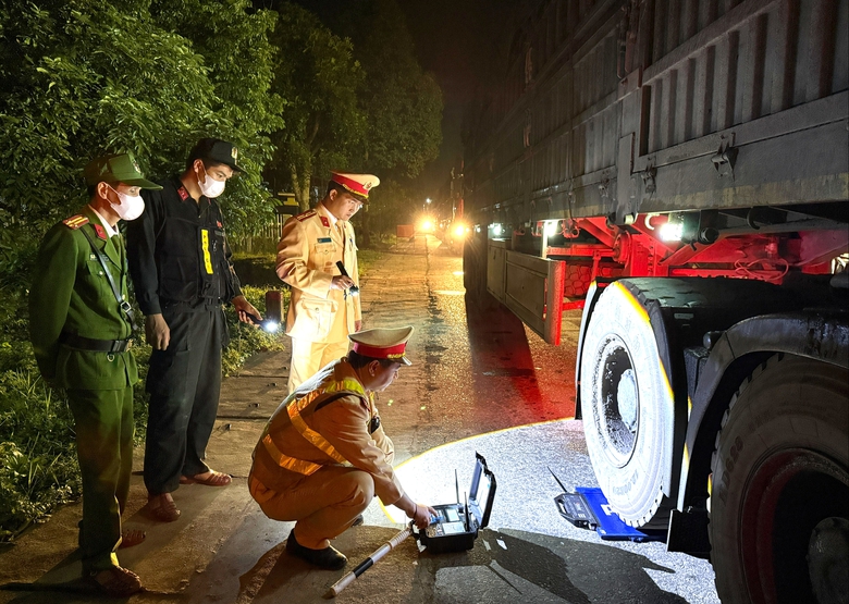 Huế: Xử lý hơn 1.200 trường hợp vi phạm giao thông đợt cao điểm- Ảnh 1. Huế: Xử lý hơn 1.200 trường hợp vi phạm giao thông đợt cao điểm- Ảnh 1.