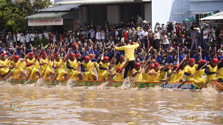 S&ocirc;i động ng&agrave;y hội đua ghe Ngo ở C&agrave; Mau sau hơn 10 năm gi&aacute;n đoạn- Ảnh 8.