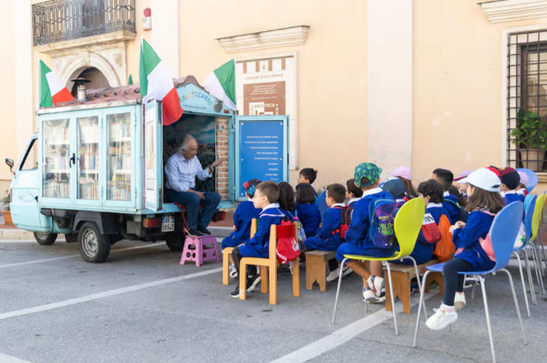 H&agrave;nh tr&igrave;nh đưa s&aacute;ch tới mọi miền đất nước của cựu nh&agrave; gi&aacute;o Italy- Ảnh 1.