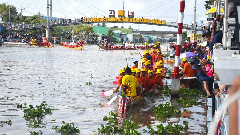 S&ocirc;i động ng&agrave;y hội đua ghe Ngo ở C&agrave; Mau sau hơn 10 năm gi&aacute;n đoạn- Ảnh 3.
