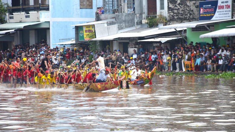S&ocirc;i động ng&agrave;y hội đua ghe Ngo ở C&agrave; Mau sau hơn 10 năm gi&aacute;n đoạn- Ảnh 2.