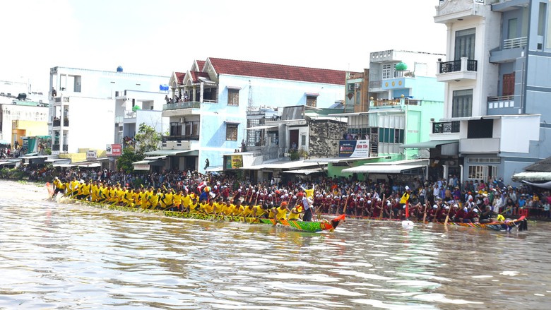 S&ocirc;i động ng&agrave;y hội đua ghe Ngo ở C&agrave; Mau sau hơn 10 năm gi&aacute;n đoạn- Ảnh 4.