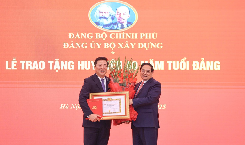 Thủ tướng trao Huy hiệu 40 năm tuổi Đảng cho Bộ trưởng Bộ X&acirc;y dựng Trần Hồng Minh- Ảnh 1.