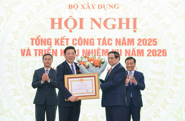 Thủ tướng trao Huy hiệu 40 năm tuổi Đảng cho Bộ trưởng Bộ X&acirc;y dựng Trần Hồng Minh- Ảnh 2.