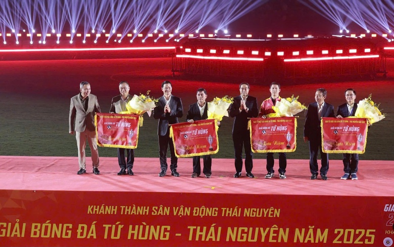 Th&aacute;i Nguy&ecirc;n rực s&aacute;ng trong đ&ecirc;m khai mạc Giải Tứ h&ugrave;ng 2025- Ảnh 10.